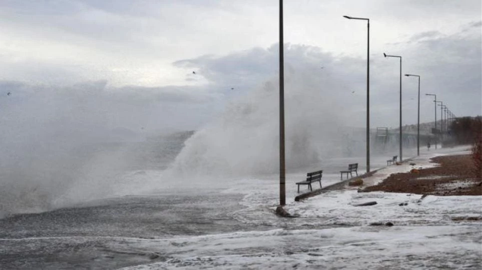 Ο κυκλώνας «Ζορμπάς» σαρώνει την Ελλάδα: Επιφυλακή και μετακινήσεις δυνάμεων στις περιοχές που θα πληγούν περισσότερο